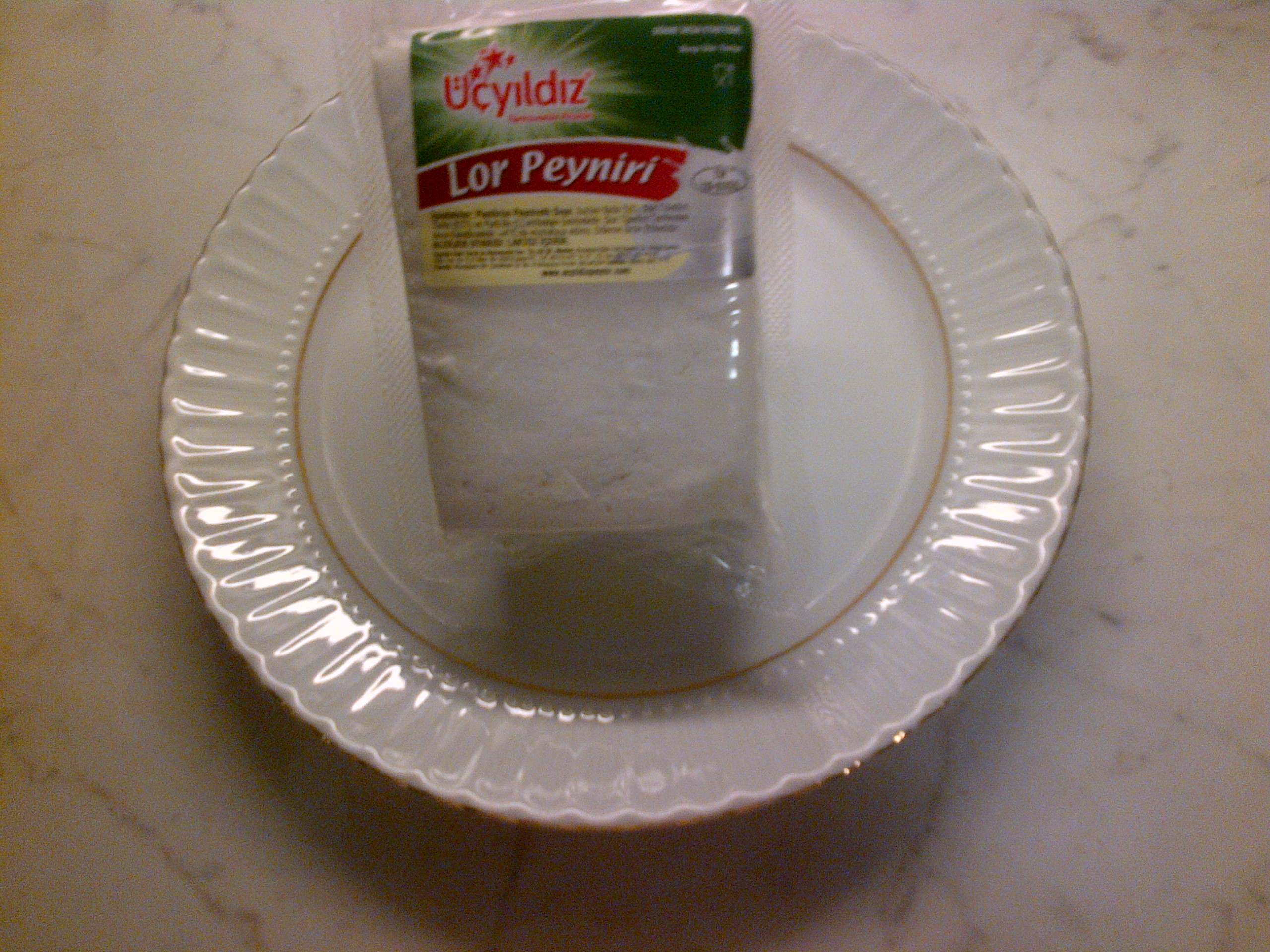 Lor peynirli kahvaltı kasesi